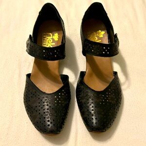 Adorable and comfortable Rieker shoes. Excellent condition